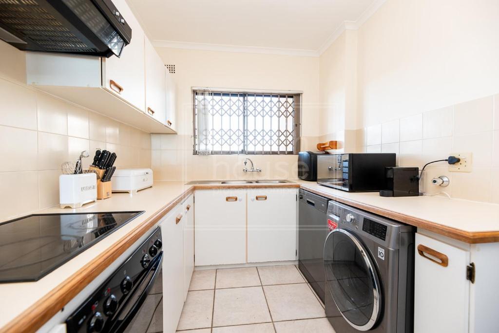 Panoramic Ocean View 2 Bed W 24 Hour Power Inverter, Blouberg, 28 Malata Apartment Bloubergstrand